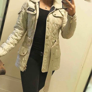  - Barbour jacka, färg beige. Använd fåtal gånger Nypris 2000kr