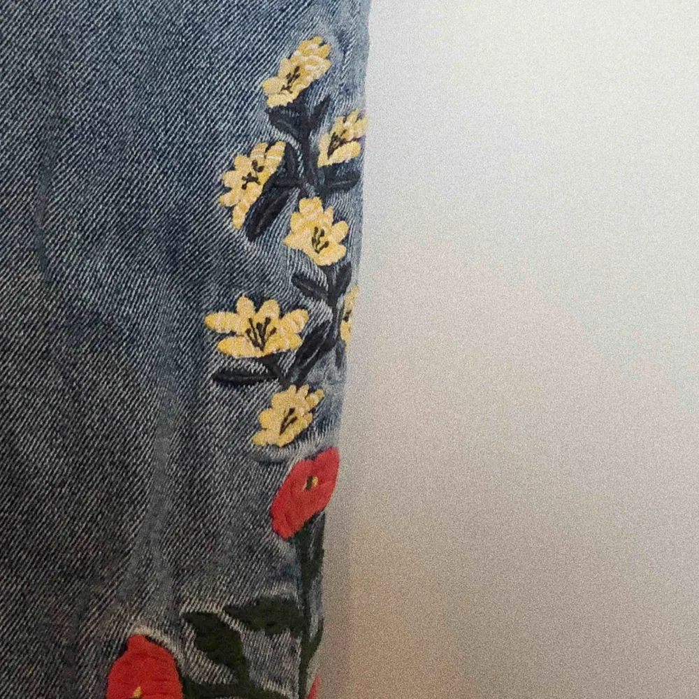 Jeans från Monki med broderier av blommor på benen, och en geting på baksidan. ”Mom jeans”!!. Jeans & Byxor.