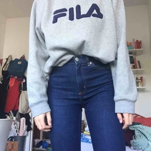  - Jeans i modellen ”Oki slim high waist” från monki, superskick!