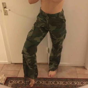  - Snyggaste militärbrallorna! 79 kr frakt! Jättebra skick, men saknar knapp i linningen! Går att knyta åt längst ner!