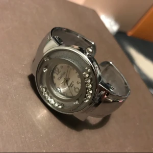  - En ny klocka, ingen fel på den. Kan mötas upp vid t-centralen eller Odenplan. Kan skicka via post,39kr på frakt