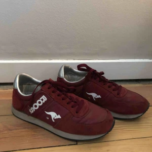  - Fina skor i vinröd 