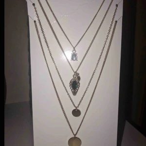  - 4 st halsbandfrån H&M. Säljs i set! Köpte två st set så säljer det ena! 