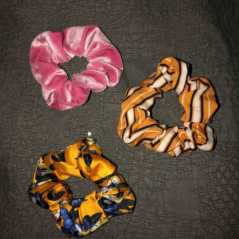 Helt oanvända scrunchies från glitter. Alla tre för 60kr eller 25kr/st. Frakt tillkommer på 10kr. . Accessoarer.