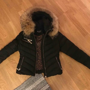  - Super snygg vinterjacka från hollies storlek 36/S passar tyvärr inte mig längre. Priset kan diskuteras vid snabb affär