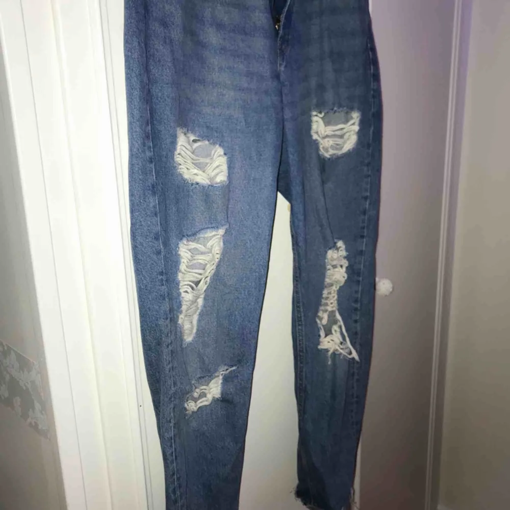 Snygga jeans från H&M, har använt dem cirka 3-4 gånger, mom-jeans modell! . Jeans & Byxor.