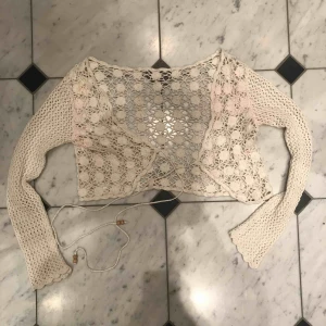  - Jättegullig virkad bolero utan märke jag köpt i vintage-butik. Säljer då den bara blivit hängande i garderoben :( den förtjänar bättre! Kan mötas upp i Stockholm, eventuell frakt står köparen för. <3 