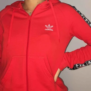  - Relativt tunn ganska ”ovanlig” adidas kofta köpt förra sommaren. Passar S-M då modellen är ganska stor. Köpt för ca 700kr (minns inte exakt!) Använd kanske  5 gånger så den är i bra skick! 💕