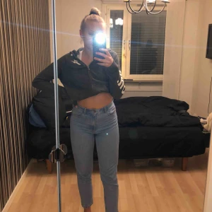  - Snygga momjeans från zara, använda men bra skick Jag har storlek 38 och de passar ändå, bara ganska tighta  