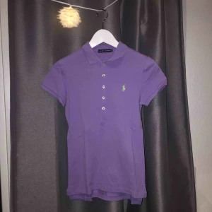  - Lila Ralph Lauren pike tröja i storlek XS, väldigt bra skick och säljs på grund av att jag inte använder den längre.