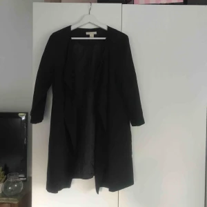  - Jätte cool lång svart kofta/jacka från h&m i mocka material. Använd ca 3ggr. Sälj pga inte använder den. 