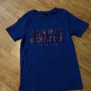  - T-shirt i storlek xs. 30kr. Finns i Norrköping eller så tillkommer fraktkostnad på 20kr.