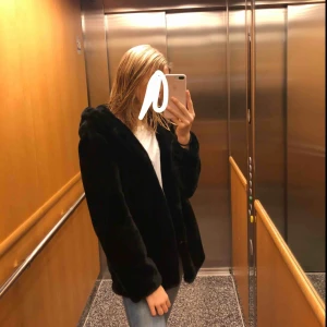  - Säljer pälskappa från Zara till höst/vinter i mycket bra skick. Ser ut som helt ny förutom en hake man knäpper ihop kappan med har ramlat av. (Går att sy på ny) Nypris 1000 kr. Mitt pris 500 kr.