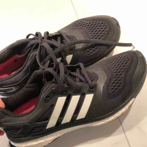  - Adidas träningsskor, knappt använda. Storlek 41 1/3