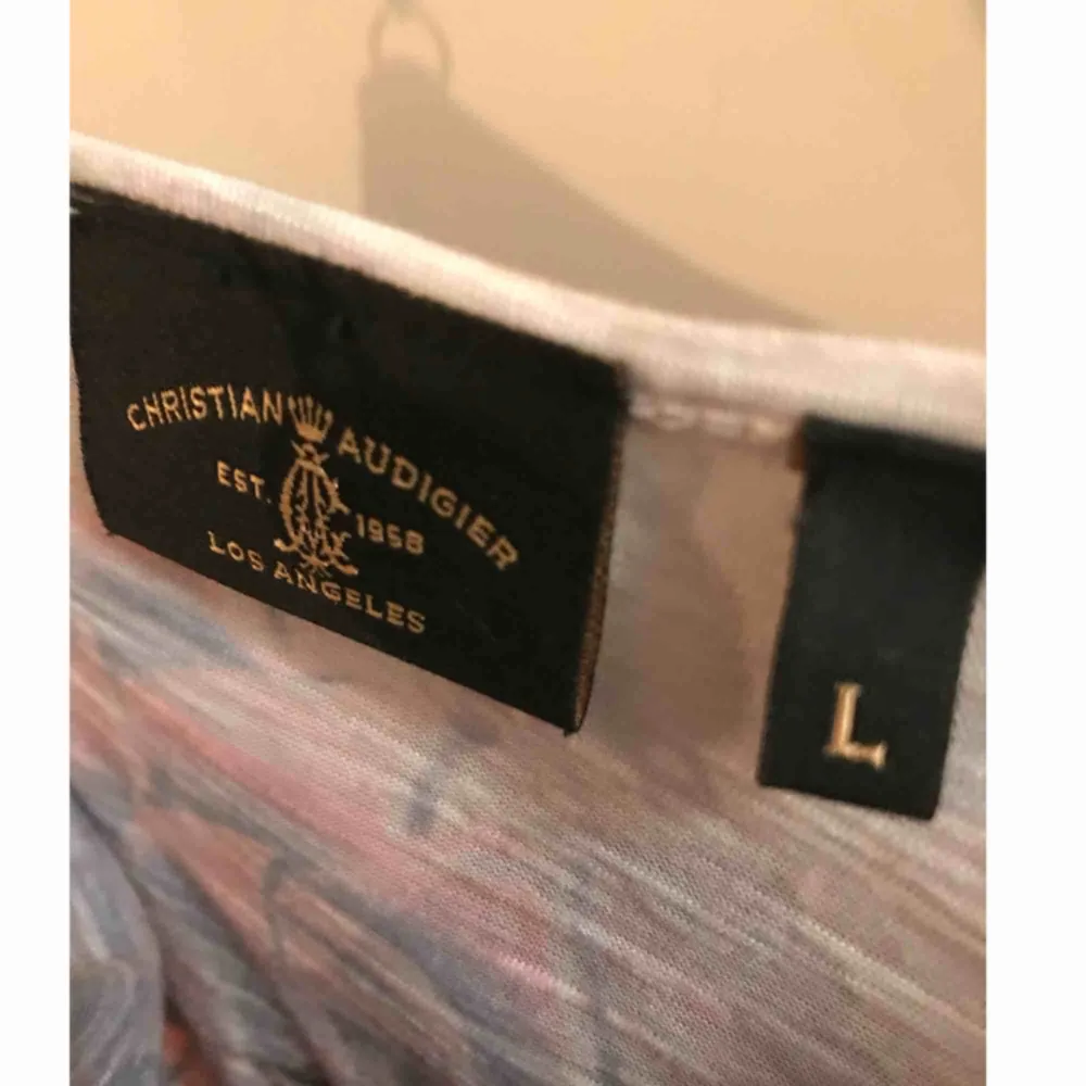 Säljer denna unika och otroligt detaljerade klänning från Christian Audigier (en av skaparna till EdHardy).  Inköptes på NK för några år sen för 3780kr. Säljer den för 1500kr inkl frakt. Vid snabb affär kan jag sälja den för 1000kr inkl frakt. . Klänningar.