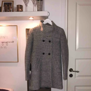  - Grå kappa med hög hals