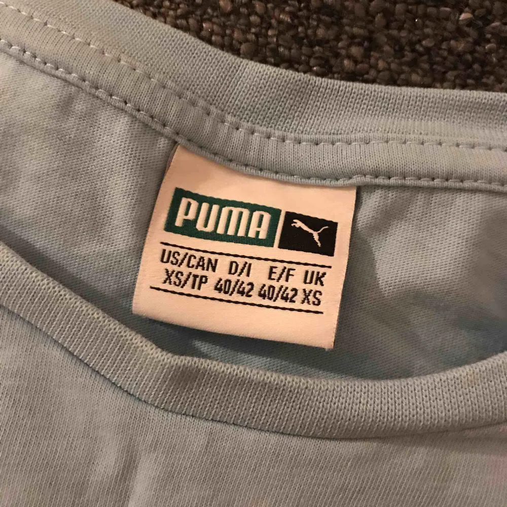 Puma t-shirt med litet tryck fram och stort på ryggen, tror det är size 40/42. Sitter snyggt oversize iallafall! Frakt tillkommer på 21 kr om du vill ha den fraktad! . T-shirts.