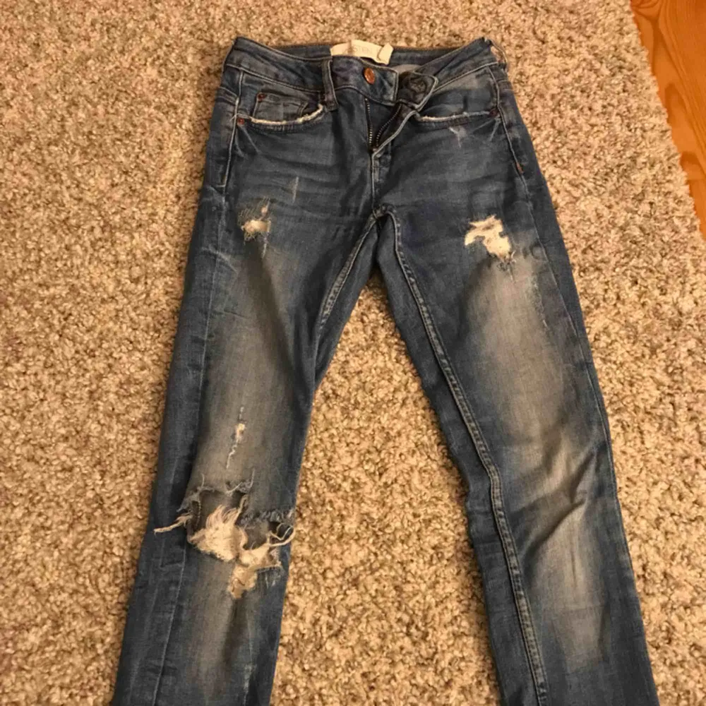 Säljer dessa slitna jeans strl XS - 180kr💖💖. Jeans & Byxor.