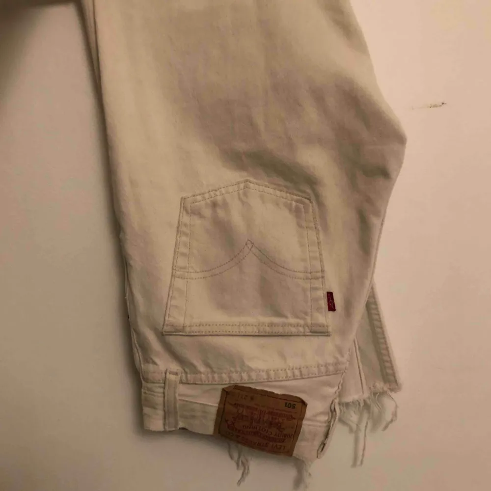 Snygga vita levi’s 501, säljer pga lite små. Använda men bra skick. avklippta där nere, 50kr frakt💘. Jeans & Byxor.