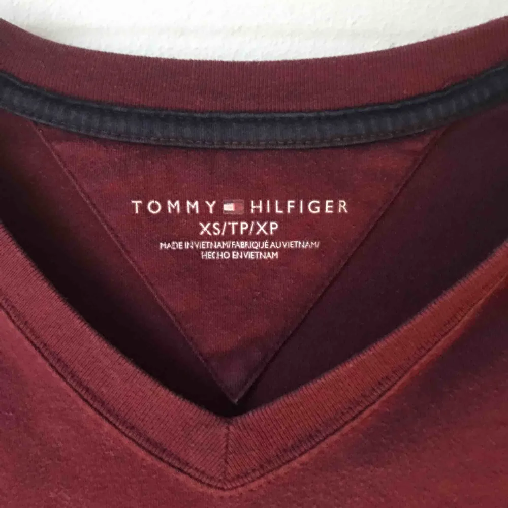 Snygg mörk röd tröja från Tommy Hilfiger, det står att den är XS men snarare S-M. Väldigt snygg att stoppa in i byxan💗 Köparen står för frakt alt att vi möts upp. T-shirts.