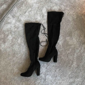  - Lårhöga stövlar i mockaimitation. Använda en gång, som nya. Köparen står för frakt