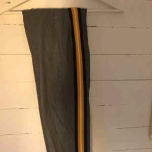  - Kostymbyxor ifrån Bershka Aldrig använda. Storlek M men skulle mer säga S Lågmidjade och stretchiga.  En fejkficka där bak.  Säljer pga att de ej kommer till användning   Köparen står för frakten😋