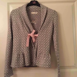 Odd Molly kofta  - Säljer denna odd molly kofta i storleken 0 / XS. Den är knappt använd så den är i perfekt skick då den bara hängt i min garderob ett tag. Syns inte så tydligt på bilderna men det är volanger längst ner på tröjan. 