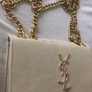  - INTE äkta YSLväska. Lite repig på märket. Creamfärgad