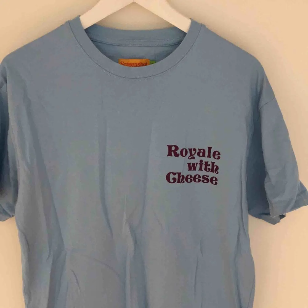 T shirt med Pulp fiction qoute på, köpt på Carlings. Står storlek S på men är väldigt stor i storleken mer lik M/L, kan användas som oversized. T-shirts.