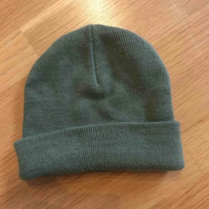  - En basic grön mössa från colour wear. Färgen syns bättre på bild 2. Knappt använd bara testad
