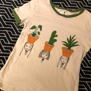  - T-shirt från Monki, använd ett fåtal gånger. Katt finns i hemmet! Frakt kostar 30kr. 