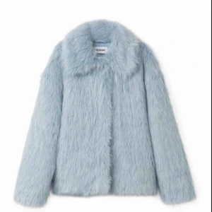  - Fuskpälsjacka från Weekday i världens finaste blå nyans (bild 2-3 visar bäst färg) 💙 Använd men i väldigt fint skick! Passar XS-M. ✨