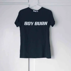  - Svart t-shirt från NA-KD. Aldrig använd, prislapp kvar.  Frakt tillkommer. Betalning med swish