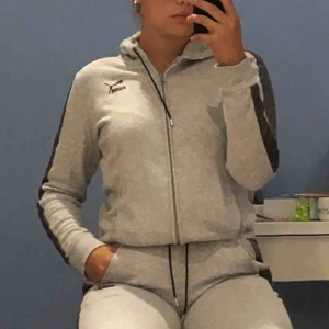  - Ett mjukis sett från puma i fint skicka. Är i storlek S men jag på bilden är S/M. Nypris var runt 700kr. Möts upp i Stockholm eller så står köparen för frakt. 