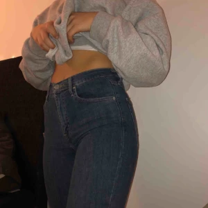  - Ett par skinny Levis jeans, ganska använda men väldigt bra skick, inte sönder på något vis.  Waist 25 och Length 32, jag själv som vanligtvis har waist 27/28 kan komma i byxorna eftersom att de är väldigt stretchiga i materialet.  