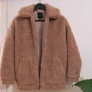 - Beige Teddy jacka i storlek 32. Passar strl 32-34 den är ganska oversize för en 32a. Använd en gång säljes pga köpte en svart istället.  Möts upp i Stockholm eller köpare står för frakt. 