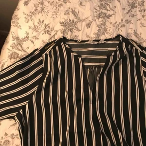  - Fin blus i vit och svart från Allybell. Knappt använd, fint skick.