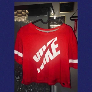  - Nike crop top. Bortklippt lapp men skulle säga storlek M. Köpare står för frakt. Kolla mina andra annonser! 