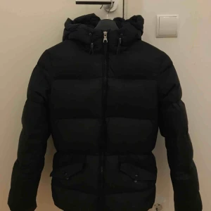 - Dunjacka från GANT, köpt på Nelly förra året för 3495 kr. Som ny då den knappt kommit till användning. Köpare står för frakt