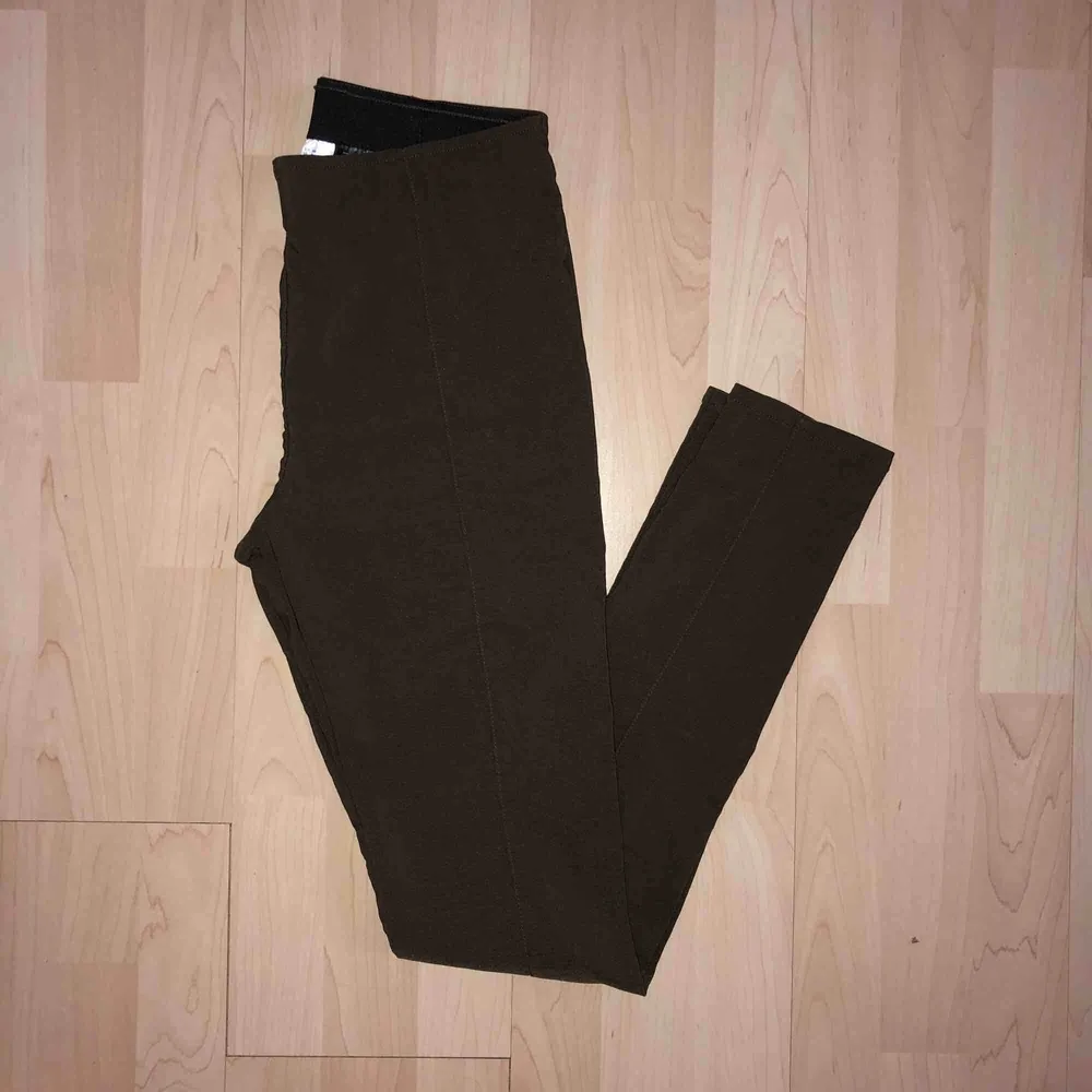 Mörkbruna leggings inköpta från hm. . Jeans & Byxor.
