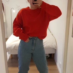  - Jättefin och otroligt varm röd stickad tjocktröja! Den är från H&M concious, har tyvärr blivit lite nopprig men inget som syns så mycket. Köparen betalar frakt