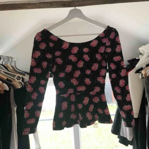  - Snygg tröja från H&M med blommor på. Storlek: XS och säljes pga ingen användning för den🌸