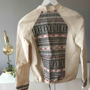  - VAD: Jacka från Pull and bear MATERIAL: Polyester och linne SKICK: Utmärkt