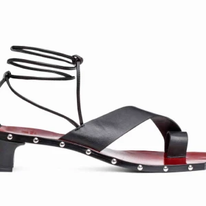  - H&M STUDIO SS 2018 strl 40. Helt nya! Ombloggade och slutsålda. Tyvärr för stora mig, som har 39.5, då kan jag säga att de är normala i storleken. Ord.pris 799 SEK. Frakt 58 SEK.