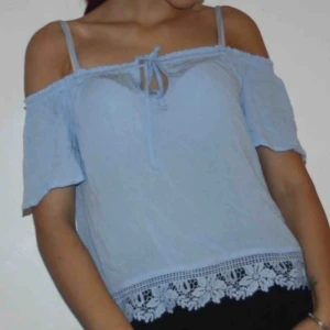  - Blå oanvänd off-shoulder topp