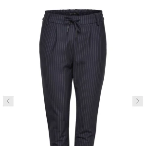  - Blårandig mjuk kostymbyxa till salu i bra skick. Säljer pga använder dem inte. Jag är 155 cm lång och dem passar mig perfekt i längden. Fri frakt. Möts upp i Karlskrona eller fraktas(Swishbetalning)