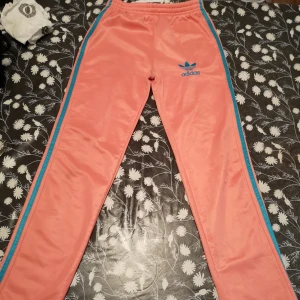  - Adidas ställ rosa st 164. Bra skick se bilder! Finns djur i familjen. Kan skickas då tillkommer frakt. 
