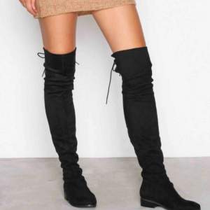 Flat Thigh High Boots från NLY (Nelly.com) Shoes. Helt oanvända, kartong ingår! Perfekt nu till hösten! Köpta för 600 kr och är i storlek 37.  