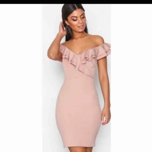  - Köpte den för 399kr inte använd men han ta av lappen innan jag ångrade mig.  Skulle säga den passar som både S och M Köparen står för frakten