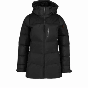  - Helt ny Sail Racing dam jacka i dun. Fick den i present men har en liknande. Nypris 2999kr, säljs för endast 1500kr ✨